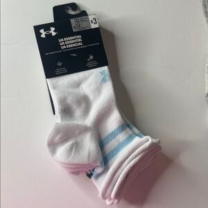 Under Armour UA Essential Lightweight Quarter Roll Socks. White Medium